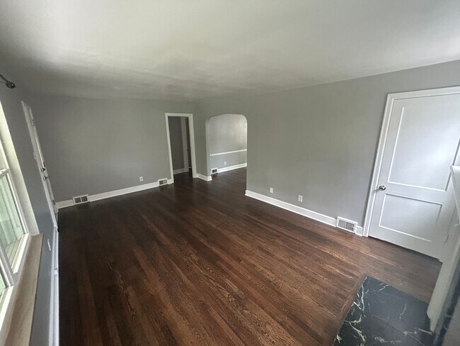 Building Photo - Spacious 4 bedroom 1 Bath Home with Tons o...