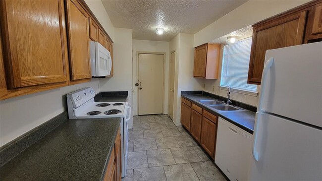 Building Photo - 8750 Parkway Forest Dr