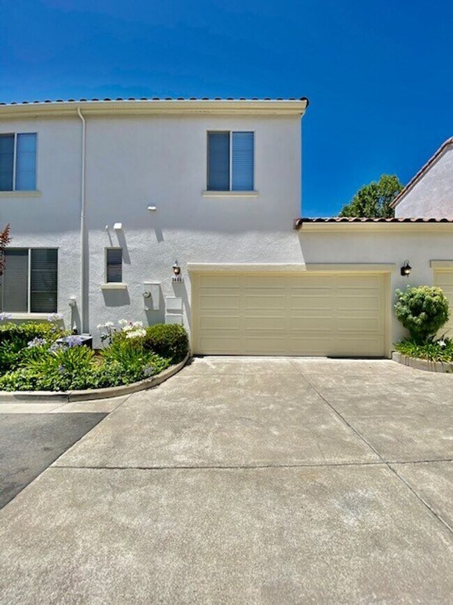 Building Photo - Spacious Gale Ranch Townhome