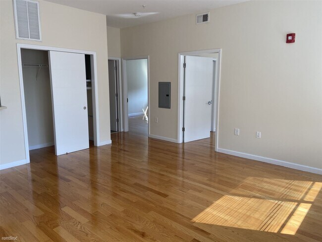 Building Photo - 1 br, 1 bath  - Kennedy Lofts 6g