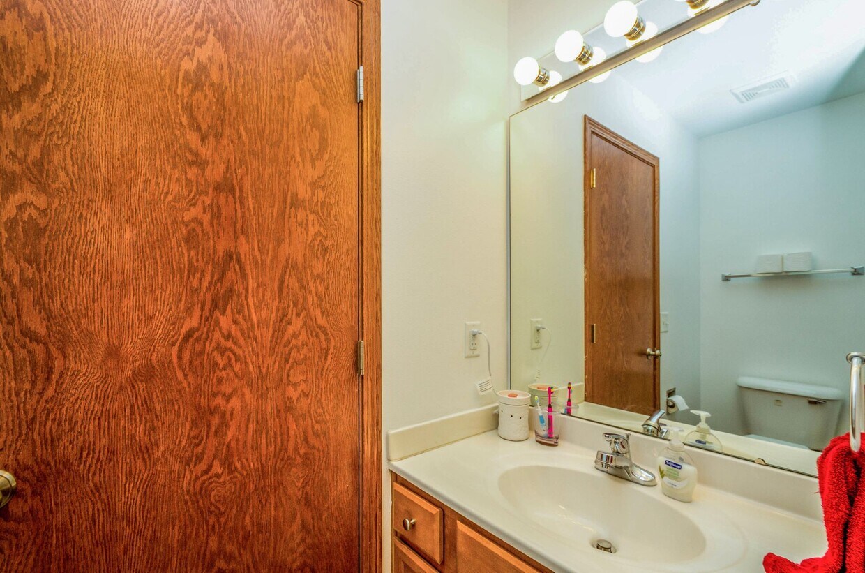 Foto principal - 1831 Wrigley St