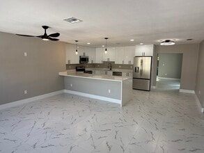 Building Photo - 507 SW N Riverpoint Dr