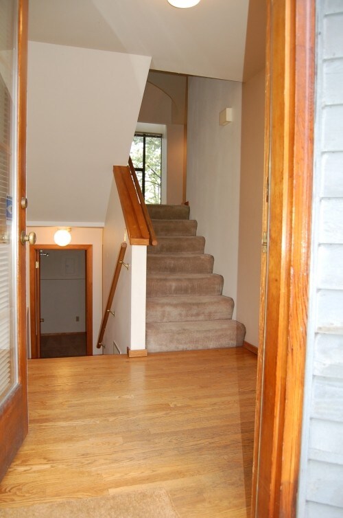 Building Photo - Queen Anne Townhome - 1511 - 2 bedrooms + den