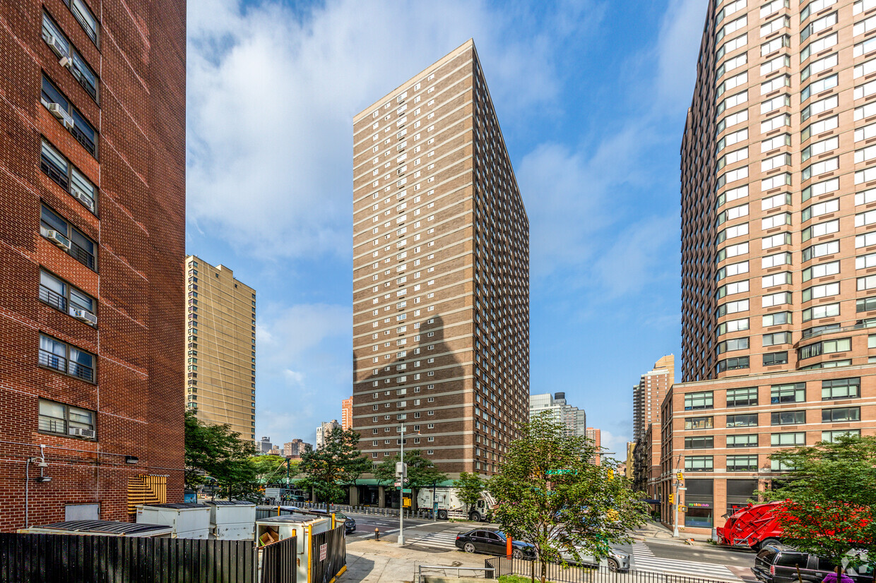 Primary Photo - Mill Rock Plaza