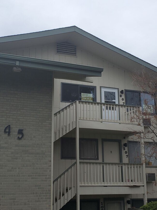 Foto del edificio - Recently Updated and Spacious 1B / 1B Available for June!