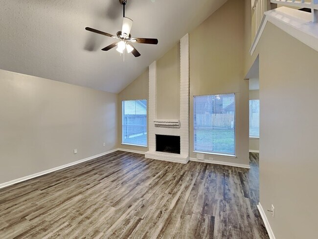 Building Photo - Beautiful Home!