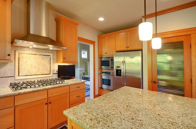 Building Photo - Stunning 5 bedroom Kirkland Home