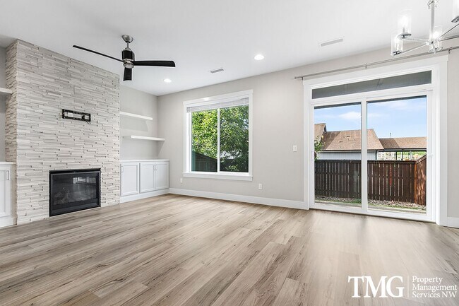 Foto del edificio - 3 Bedroom 2.5 Bathroom Townhome in Great B...