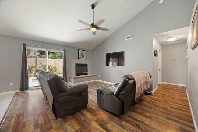 Foto del edificio - Beautiful Three Bed House in Chico Neighborhood