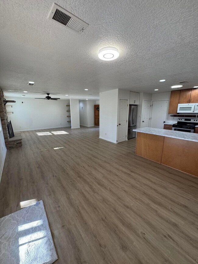 Foto del edificio - 12916 Bryce Ave NE