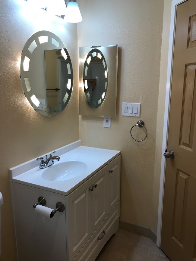bathroom1 - 4885 Cole St