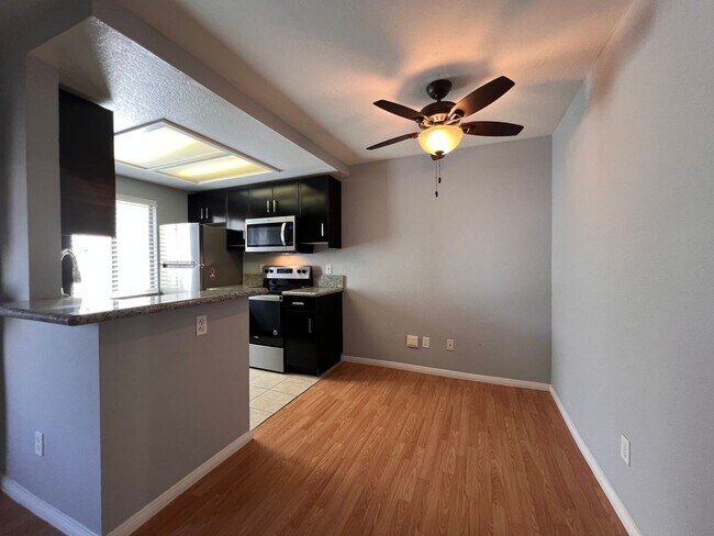 Foto del edificio - "Coastal Living Gem: 2 Bed, 2 Bath with Modern Touches, Yard & Prime Location!"