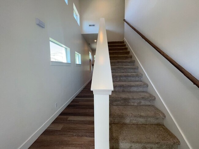 Building Photo - Beautiful Townhouse!