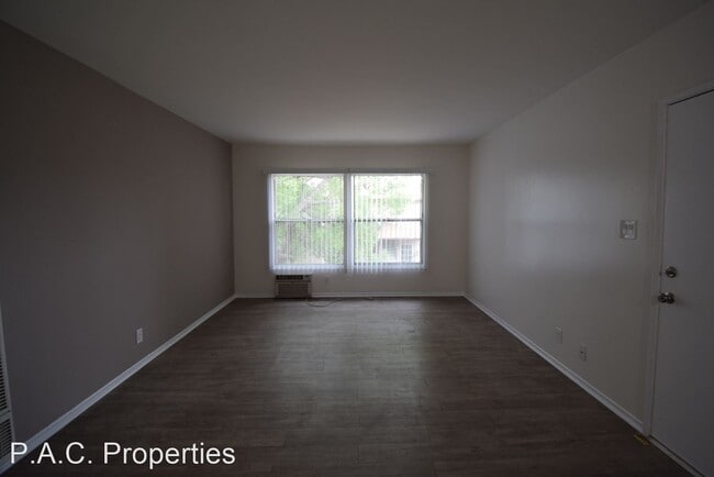 Building Photo - 2 br, 1 bath Apartment - 6937-43 Kester Av...