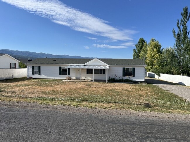 Building Photo - Beautiful Home in Fairview