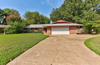 Building Photo - 1202 Benson Dr