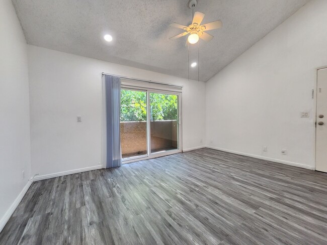 Building Photo - 13043 Vanowen St