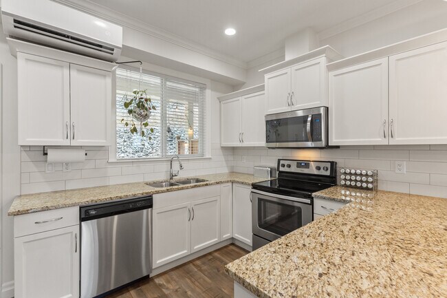Building Photo - Townhouse for Rent – Hillcrest Lane, Chilliwack