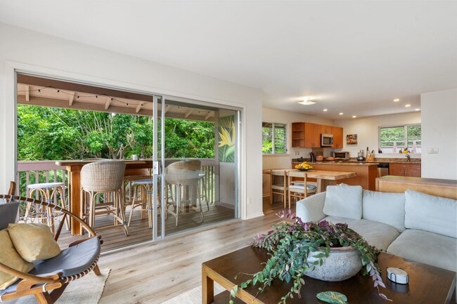 Building Photo - Stunning Lake View Townhome – 3 Bed, 2 Bat...
