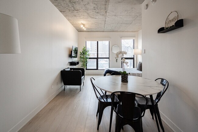 Building Photo - 67 Boul. de Maisonneuve E