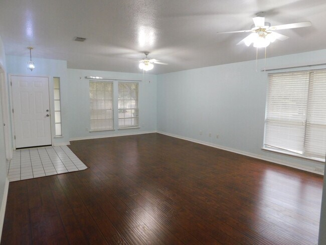 Foto del edificio - 1301 Leah Ln