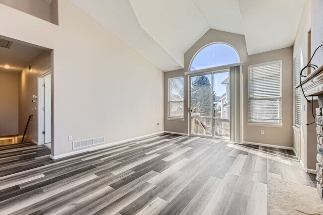 Foto del edificio - Spacious 4 Bed/ 3 Bath Home with Finished Basement