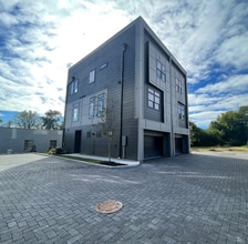 Building Photo - 107 E 9th St