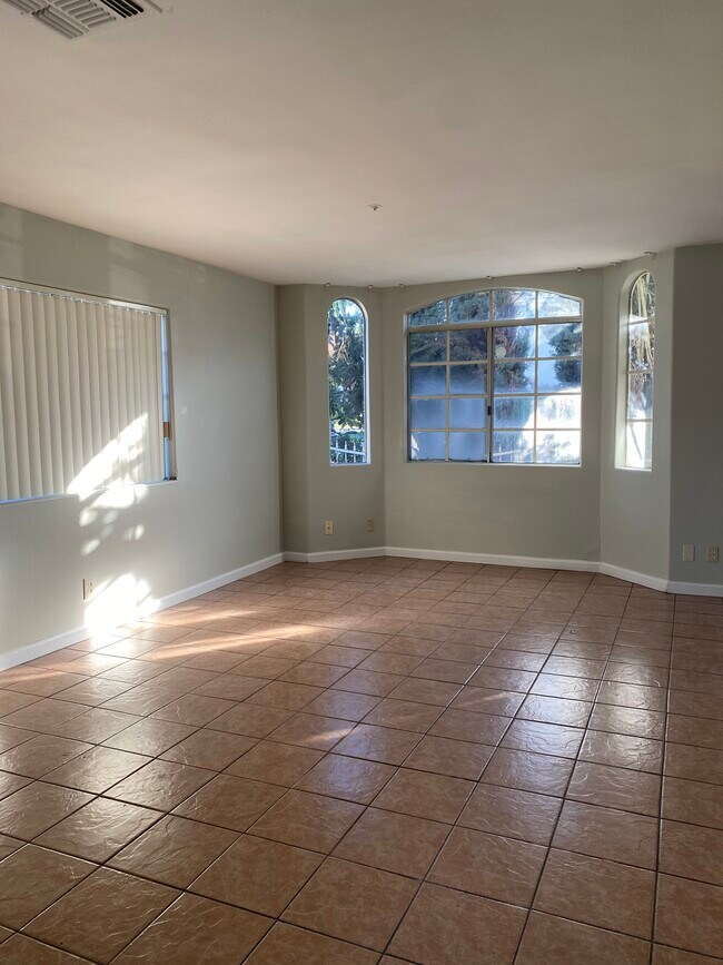 Living room - 100 W Live Oak St