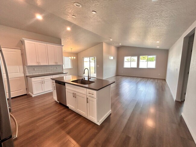 Building Photo - Stunning 4 Bed, 2 Bath Rancher in Spokane ...