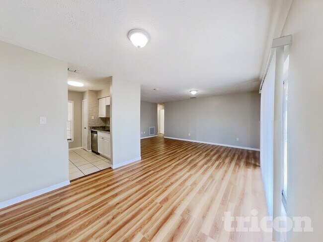 Building Photo - 2704 Mnr Hl Dr