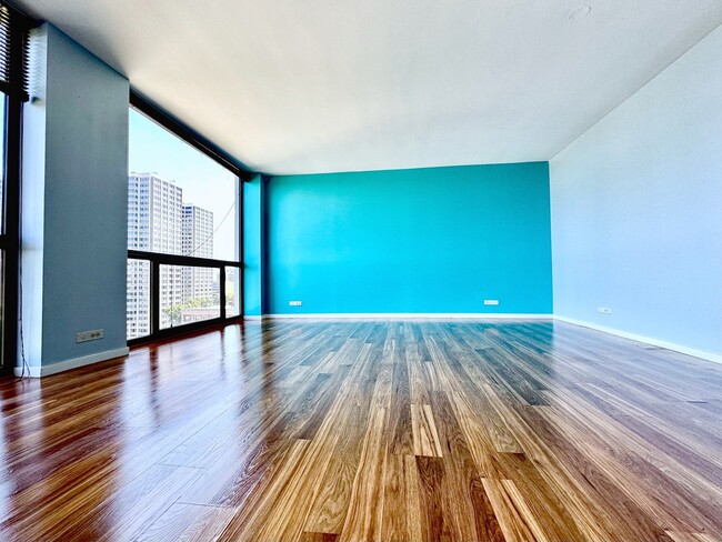 Building Photo - 4343 N Clarendon Ave