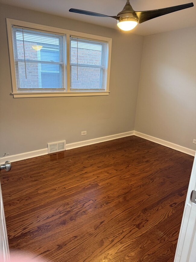 Building Photo - 5153 S Oak Park Ave
