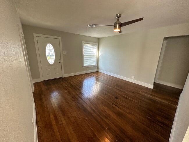 Foto del edificio - 5407 Menard Ave