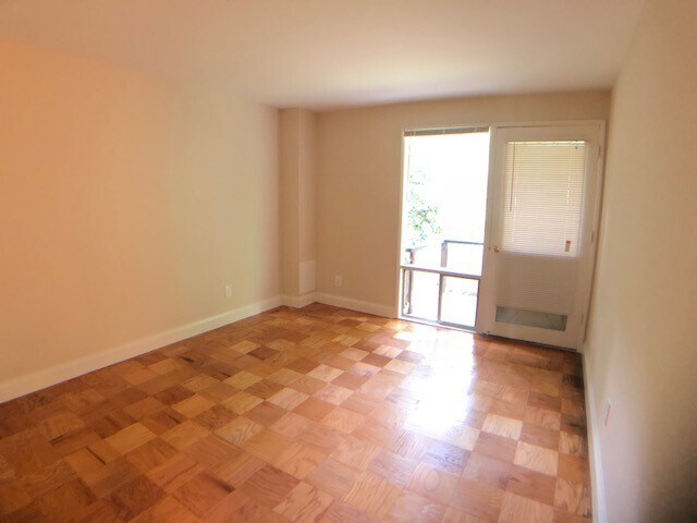 Foto del edificio - Fully remodeled 2 BR 1BA in Bethesda. Gas and water included.  Pets ok.