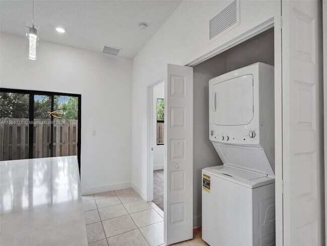 Foto del edificio - 8195 NW 104th Ave
