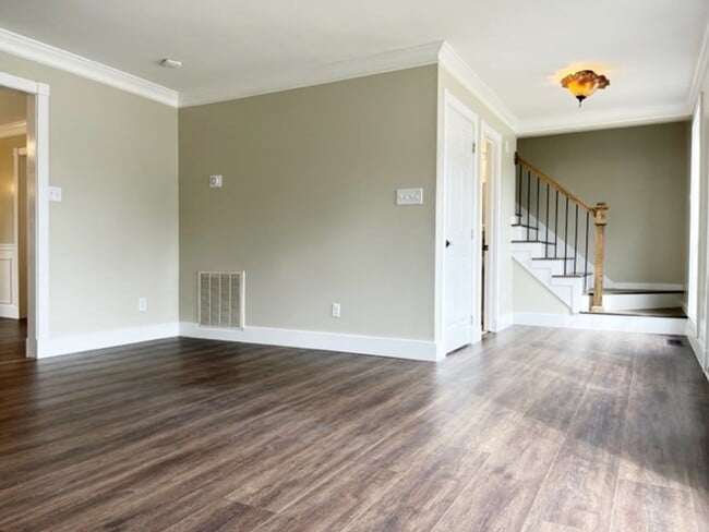 Building Photo - Knoxville 37919 - 3 bedroom, 2.5 bath home - Call Jeremy Logan (865) 307-2273