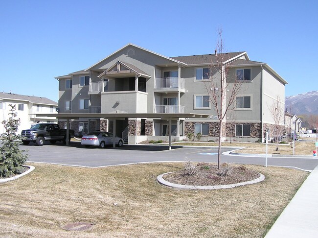 Building Photo - 541 E Rosewood Way S
