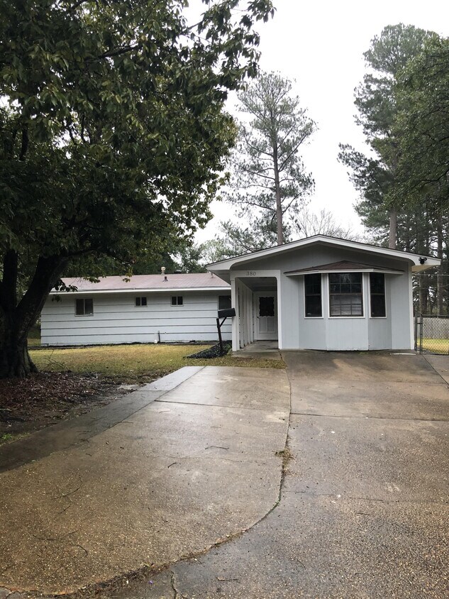 Primary Photo - 380 Queen Julianna Ln