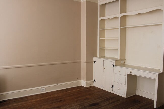 Building Photo - Spacious 2-Bedroom First Floor Apartment