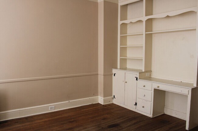 Foto del edificio - Spacious 2-Bedroom First Floor Apartment