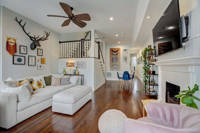 Living #2 - 2250 W Adams St