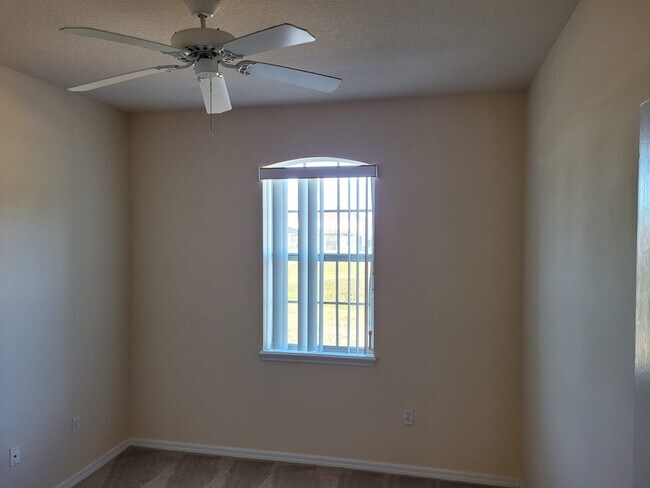 Foto del edificio - 458 Monroe Cir