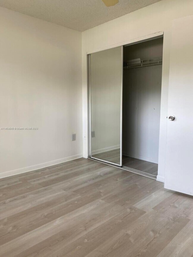 Foto del edificio - 571 SW 142nd Ave