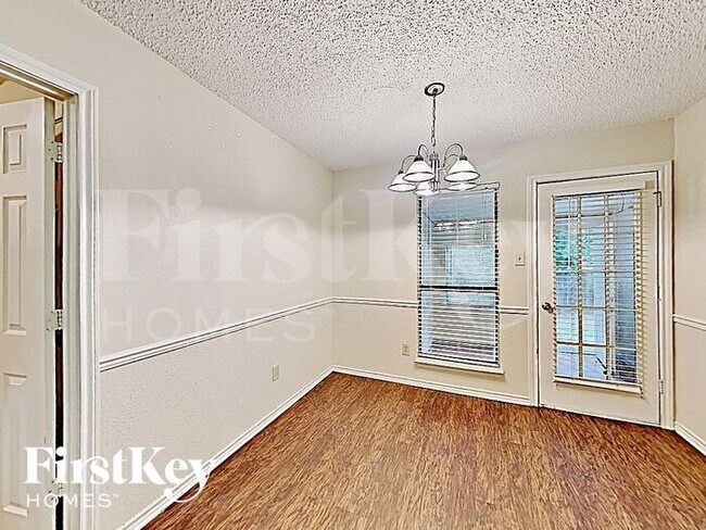 Foto del edificio - 811 W Lynn Creek Dr