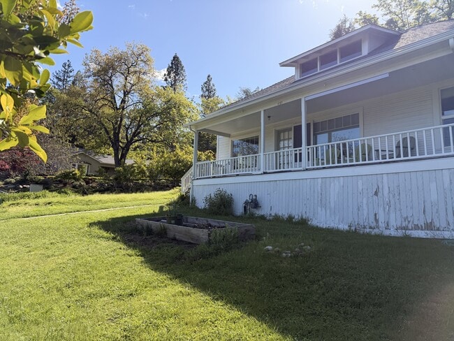 Building Photo - 227 Meade St