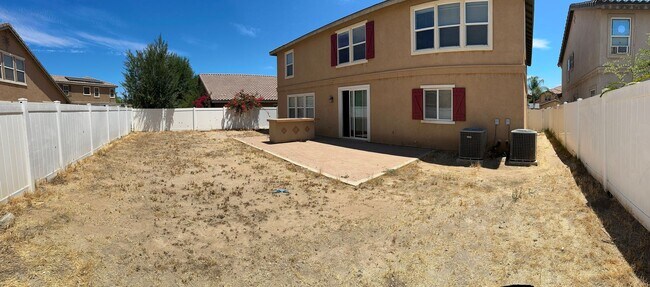 Building Photo - Large 5 bedroom / 2.5 Bathroom Perris Home