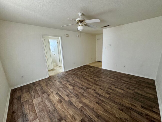 Foto del edificio - 3404 Zephyr Rd