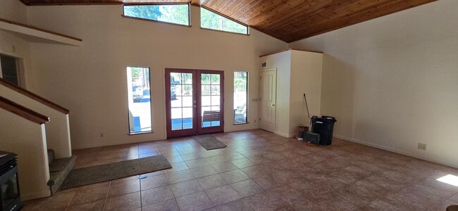 Foto del edificio - Spacious 3-bedroom, 2-bath multi-family home