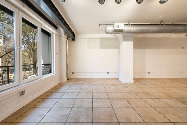 Foto del edificio - North Park Lofts - Historic Pearl District Warehouse Studio w/parking/most utilities/private balc...