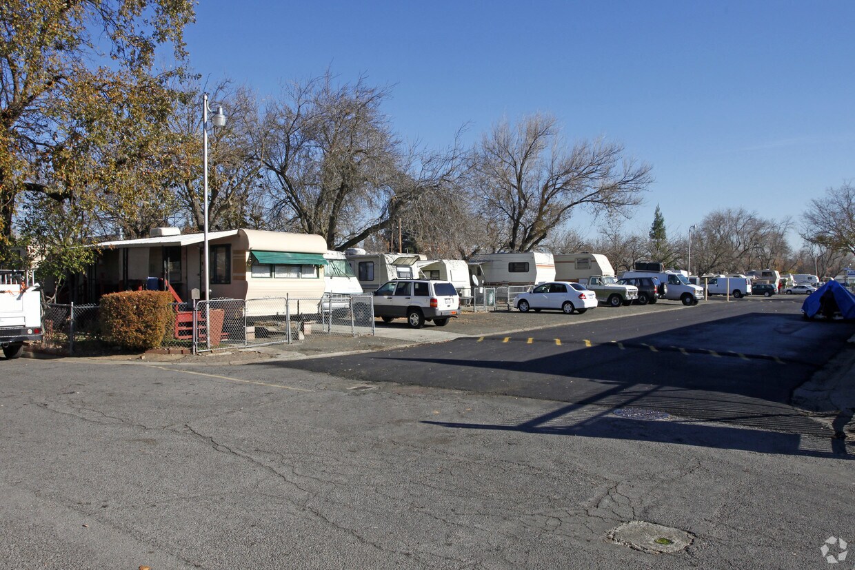 Primary Photo - 5050 Roseville Rd